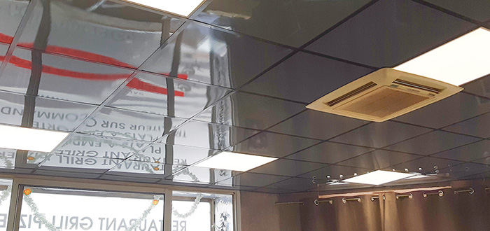 faux plafond rénové avec dalles grises et dalles led après